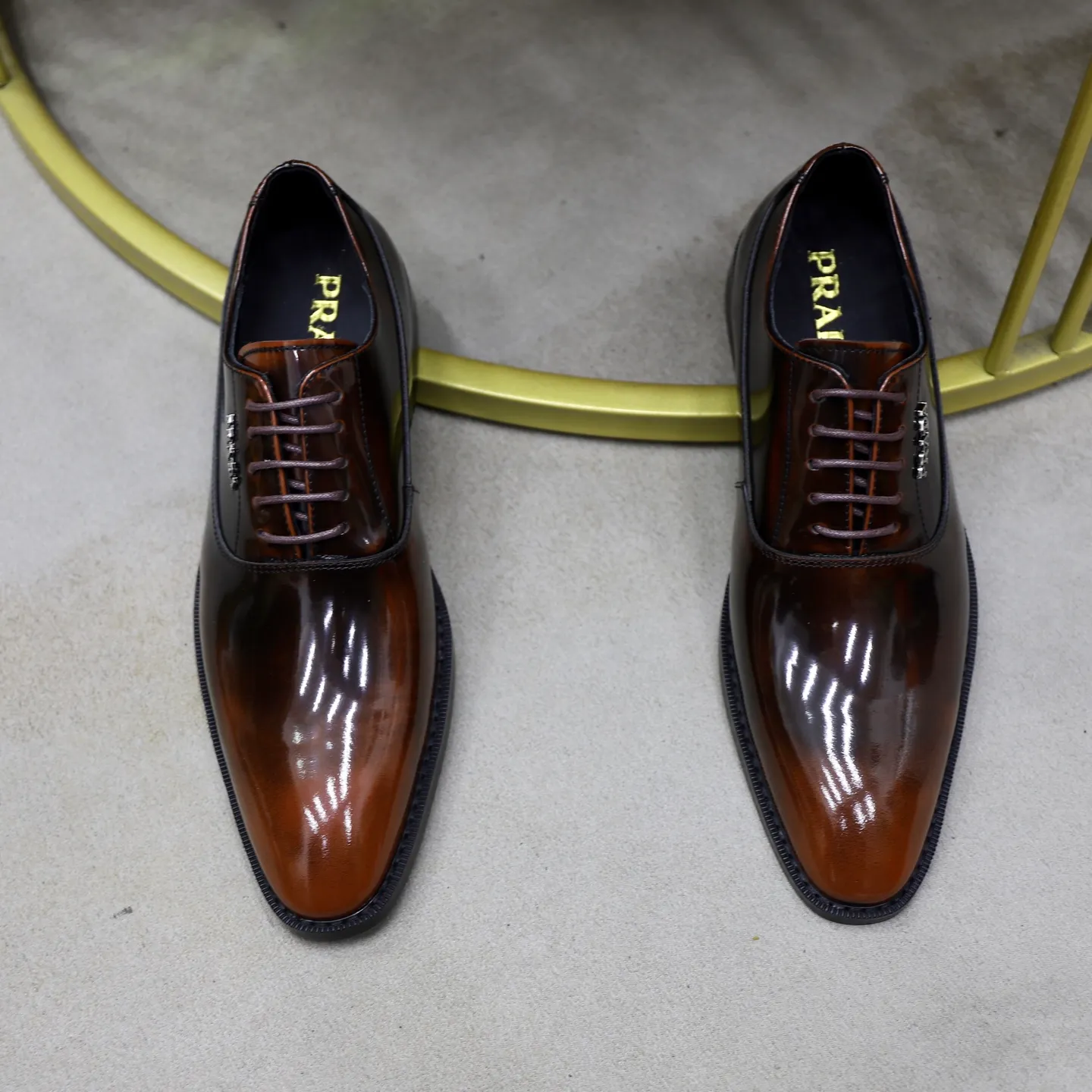 Ex-factory price: 540💰🙅‍♂️🙅‍♂️🙅‍♂️ Brand: PRADA Standard code: Men's code 38-44 (45 can be customized) Grade: Same style as the official website Original order quality Material: Original cowhide surface Comfortable cowhide lining Original outsole Style category: Men's fashionable casual leather shoes Distinguished big-name luxury elements Top luxury Color: actual picture color